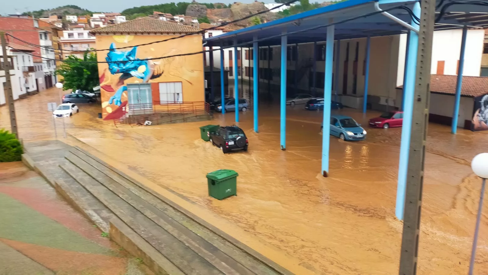 La intensa lluvia registra en Tamarite de Litera ha provocado inundaciones en la localidad.