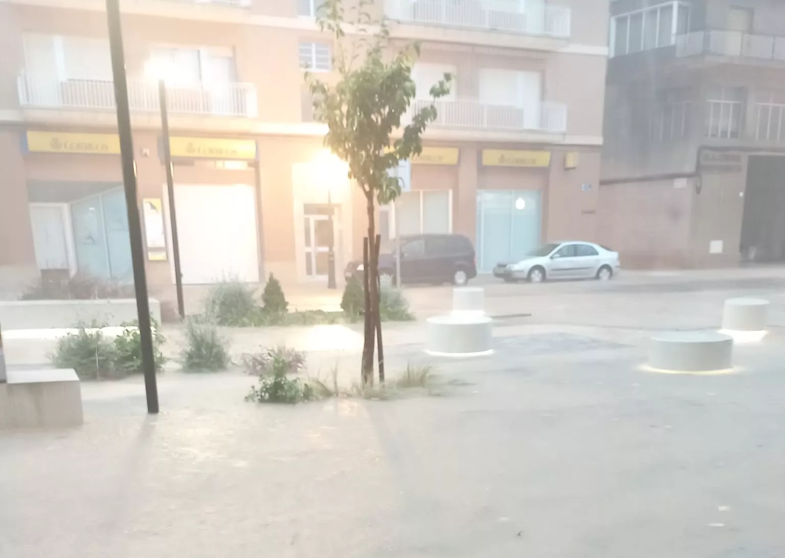 La intensa lluvia registra en Tamarite de Litera ha provocado inundaciones en la localidad.