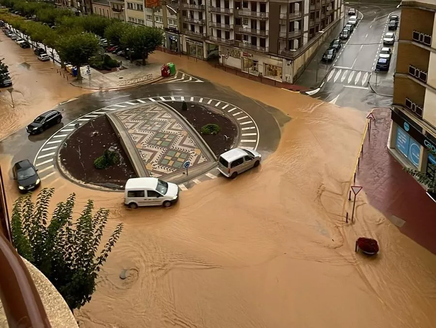 La intensa lluvia registra en Tamarite de Litera ha provocado inundaciones en la localidad.