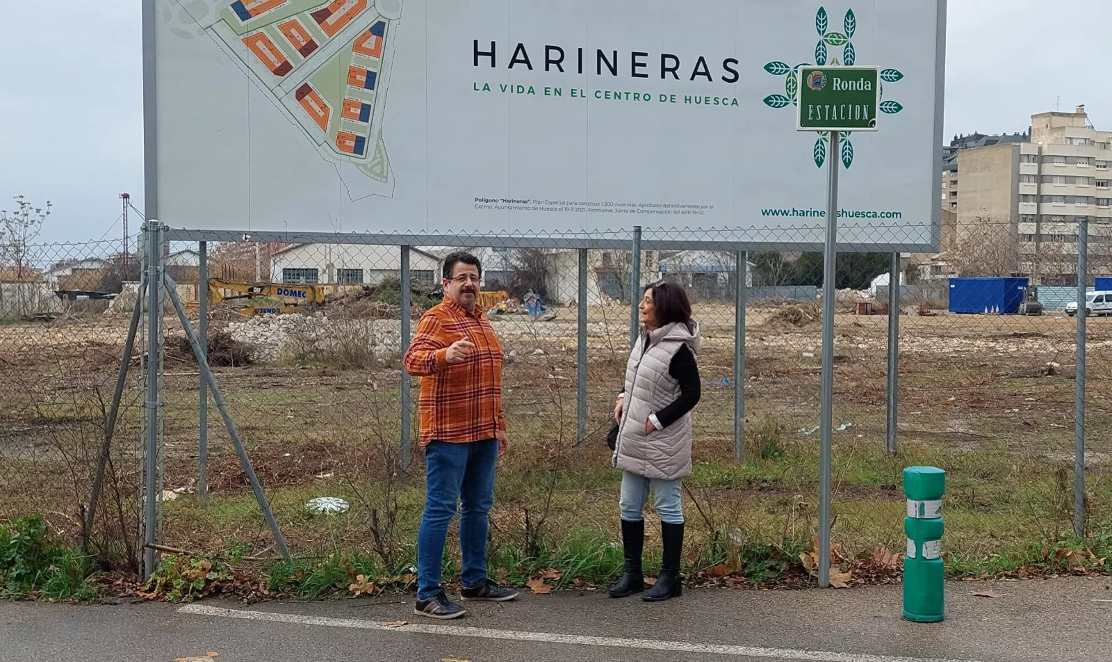 José Luis Rubió y Susana Magán ante el solar de Harineras