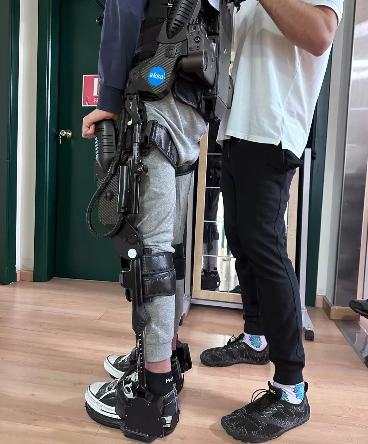 Los usuarios de Aeno, probándose el exoesqueleto. 