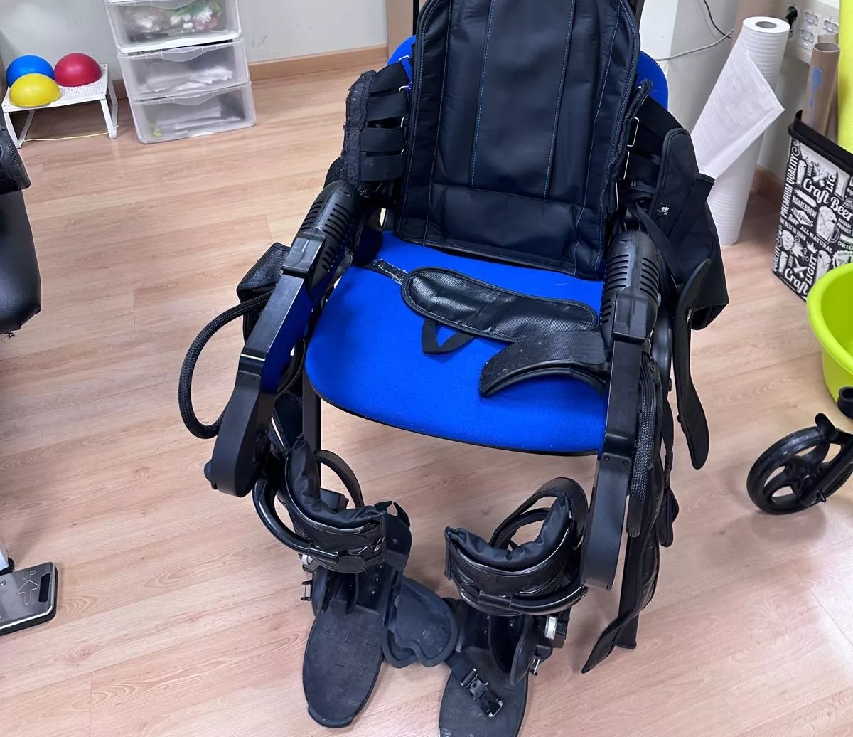 Los usuarios de Aeno, probándose el exoesqueleto. 