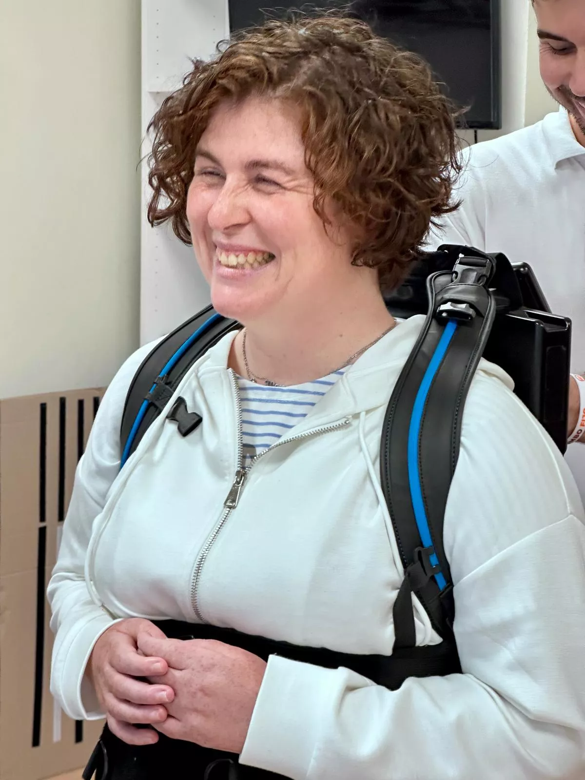 Los usuarios de Aeno, probándose el exoesqueleto.