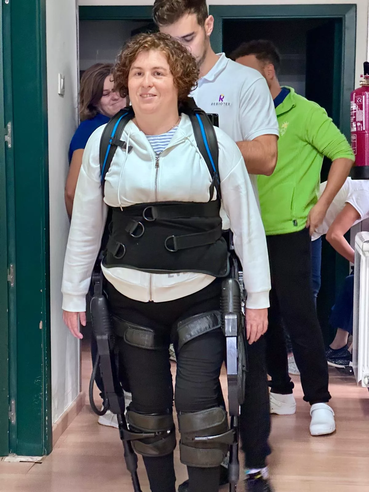 Los usuarios de Aeno, probándose el exoesqueleto.