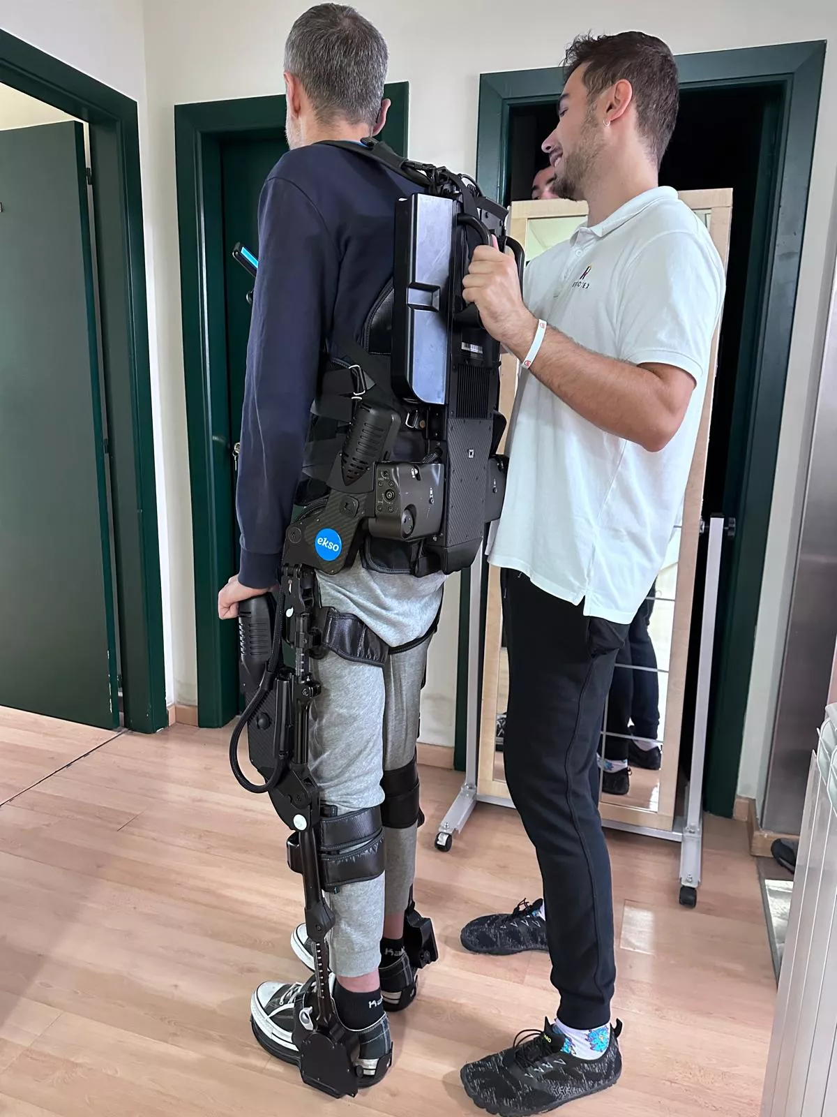 Los usuarios de Aeno, probándose el exoesqueleto.