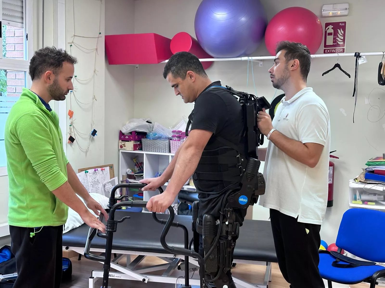 Probando uno el exoesqueleto, que ha llenado de esperanza a los usuarios de Aeno