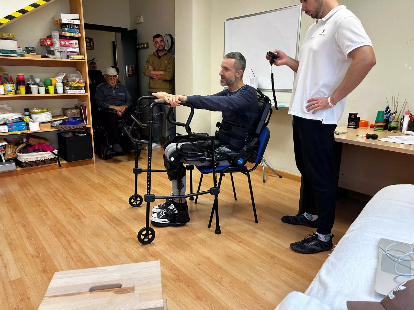 Los usuarios de Aeno, probándose el exoesqueleto. 