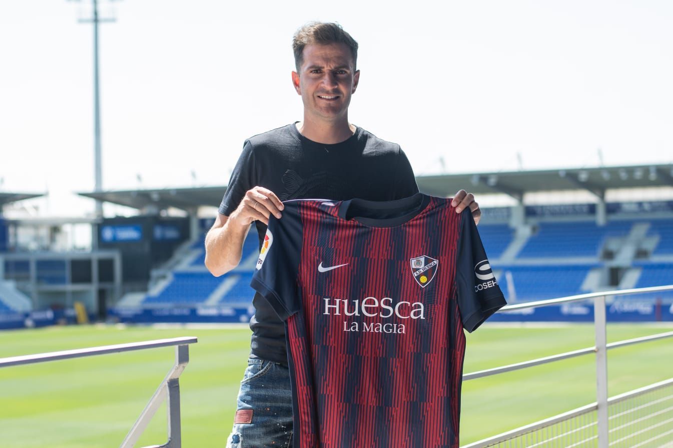 Juan Villar, con la camiseta del Huesca.