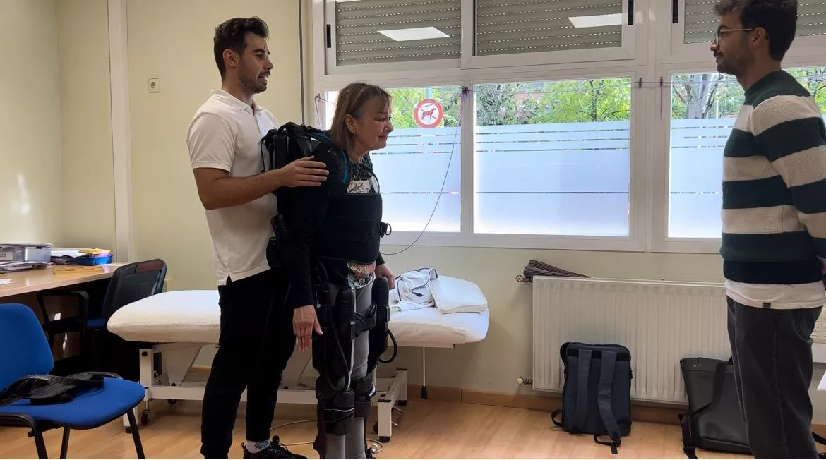 Los usuarios de Aeno, probándose el exoesqueleto. 