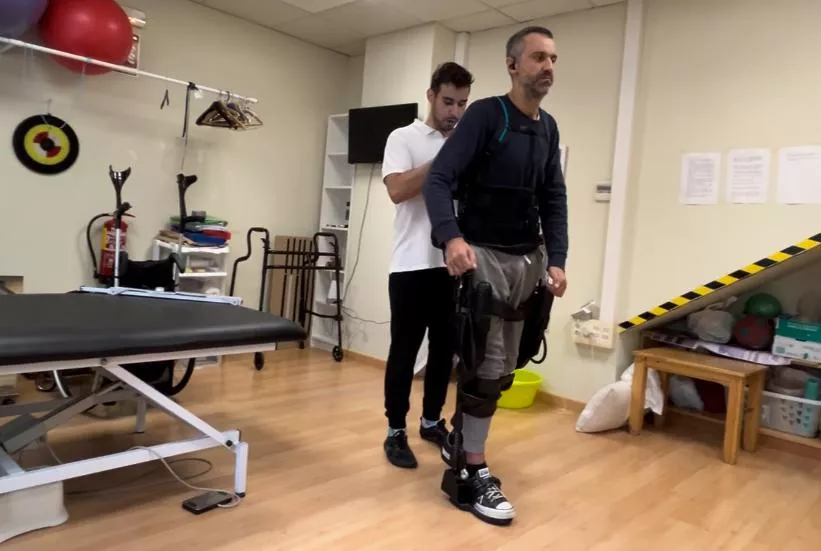 Los usuarios de Aeno, probándose el exoesqueleto. 