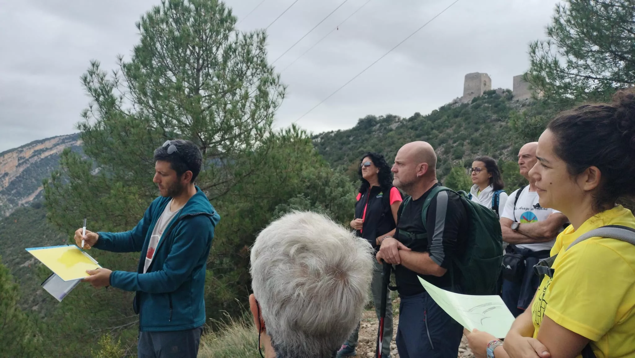 El Club de Montaña Nabaín escucha atentamente las explicaciones del monitor.