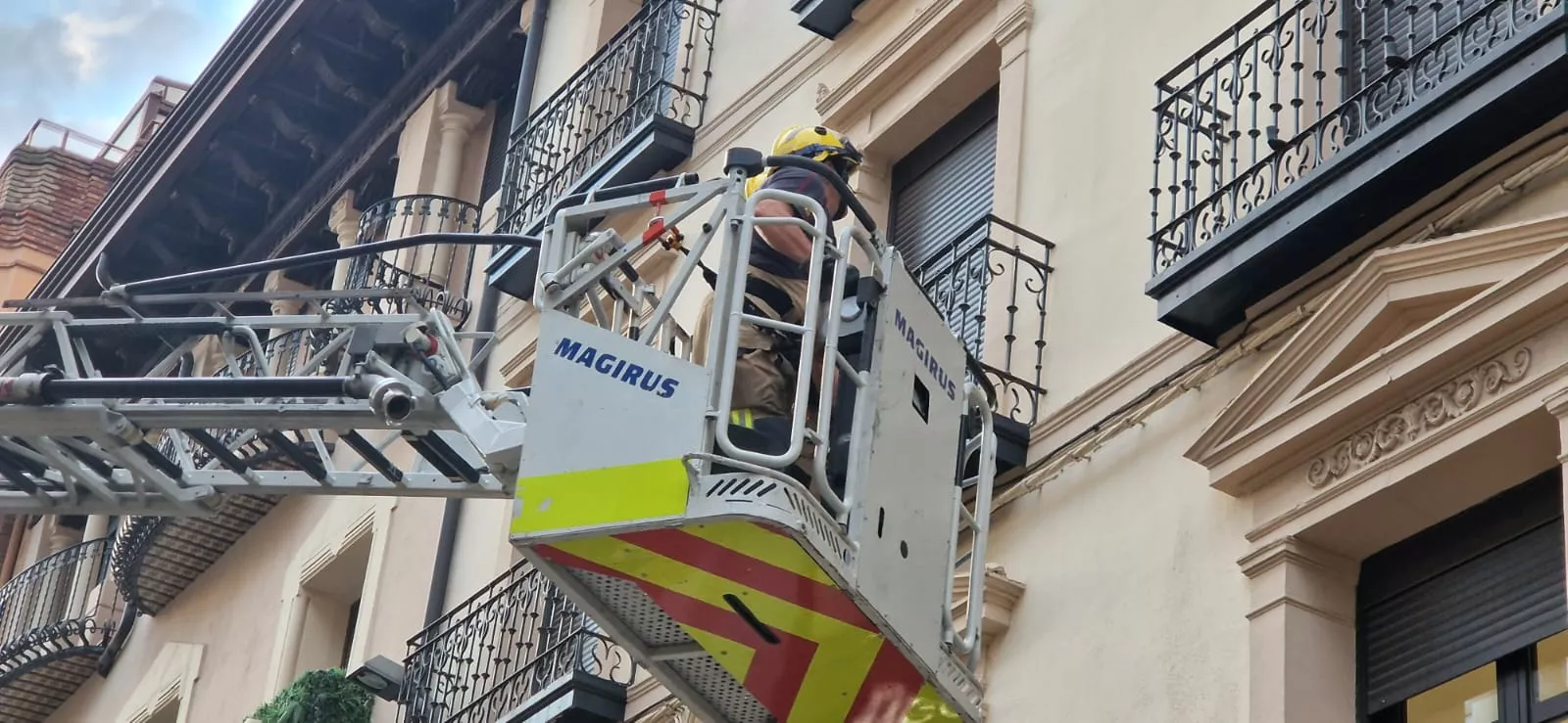 Desprendimiento de cascotes en una fachada del Coso Bajo. Foto Myriam Martínez.
