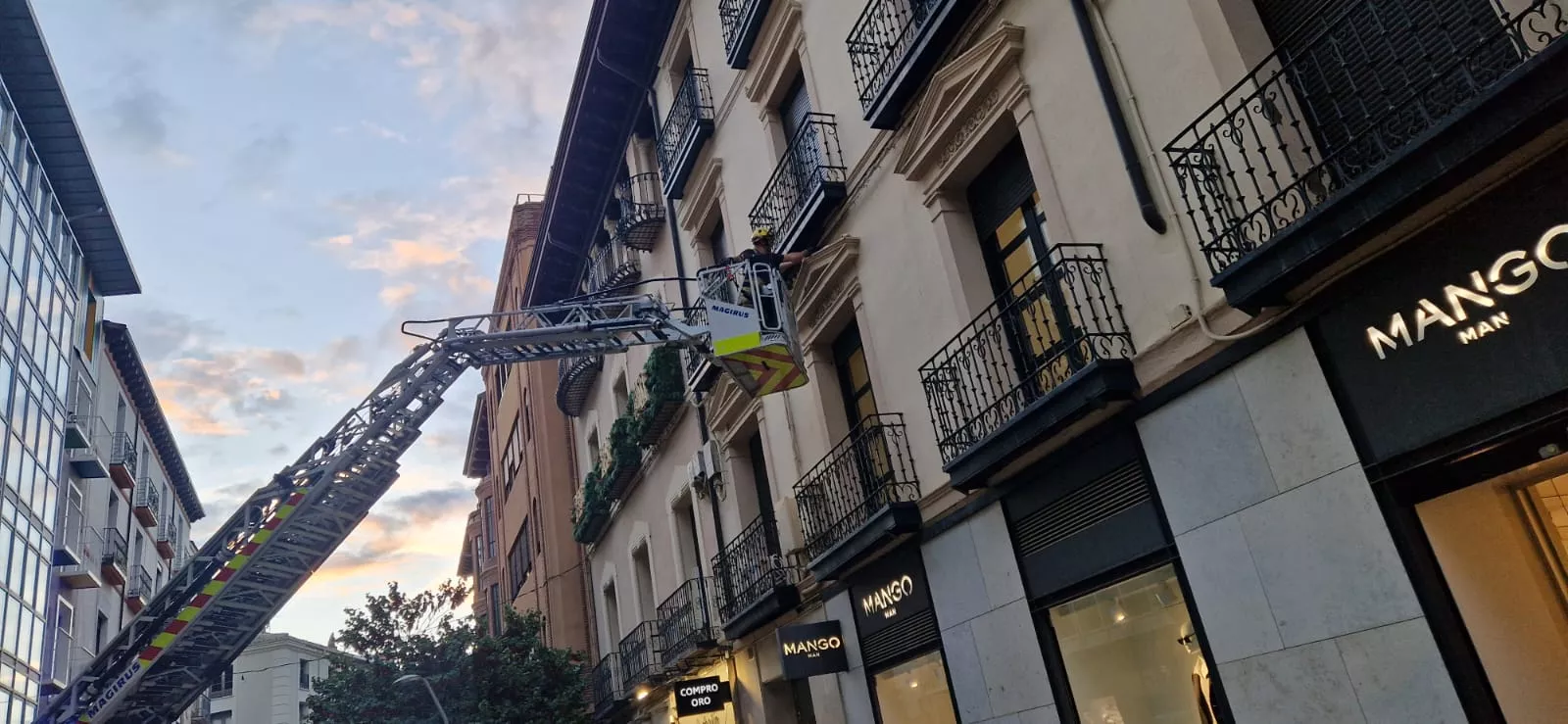 Desprendimiento de cascotes en una fachada del Coso Bajo. Foto Myriam Martínez.