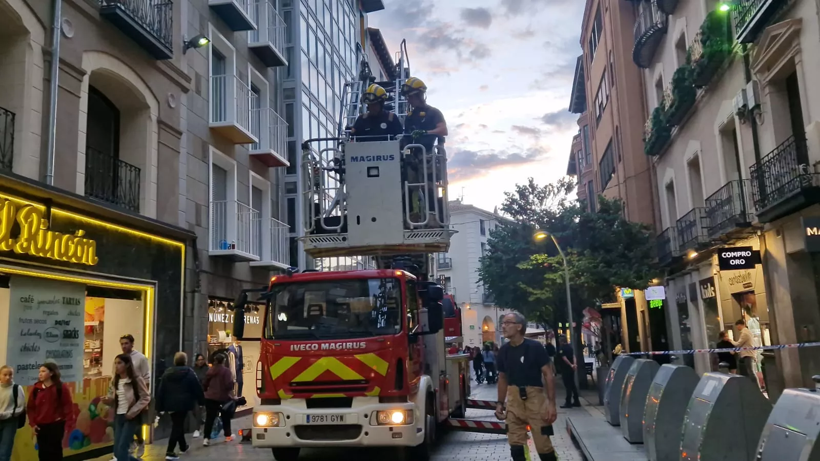 Desprendimiento de cascotes en una fachada del Coso Bajo. Foto Myriam Martínez.