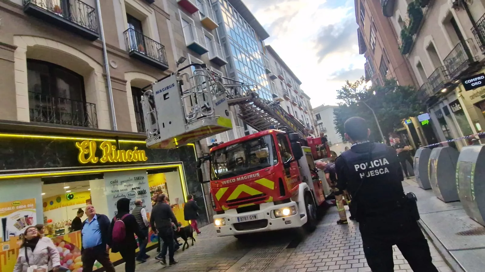 Desprendimiento de cascotes en una fachada del Coso Bajo. Foto Myriam Martínez.