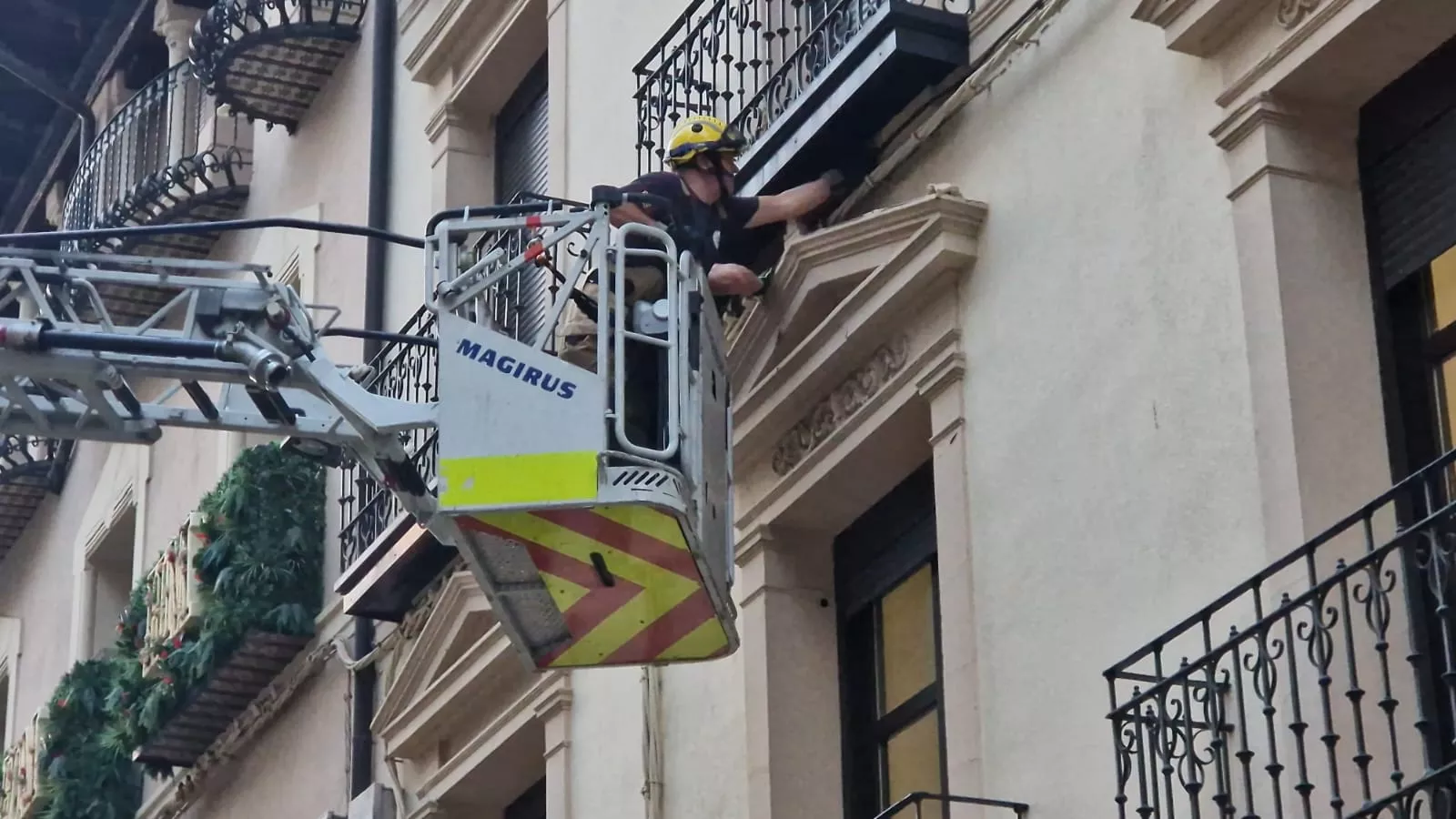 Desprendimiento de cascotes en una fachada del Coso Bajo. Foto Myriam Martínez.
