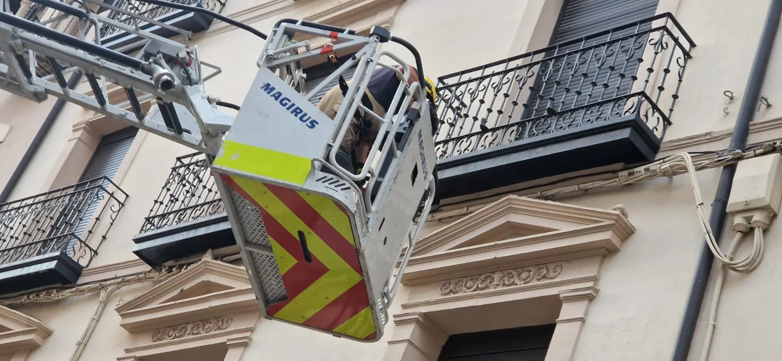 Desprendimiento de cascotes en una fachada del Coso Bajo. Foto Myriam Martínez.