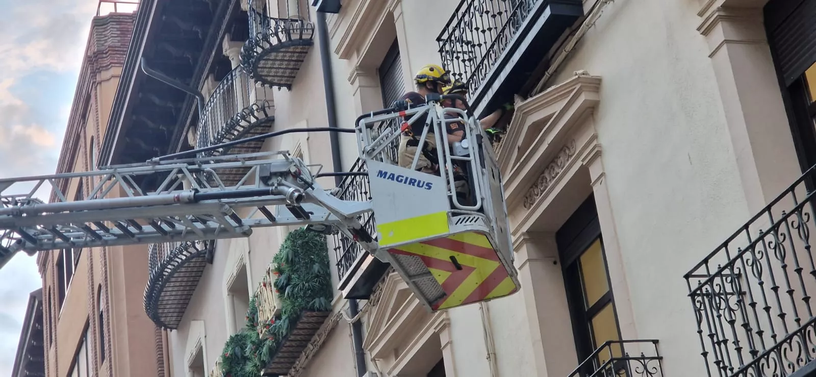 Desprendimiento de cascotes en una fachada del Coso Bajo. Foto Myriam Martínez.