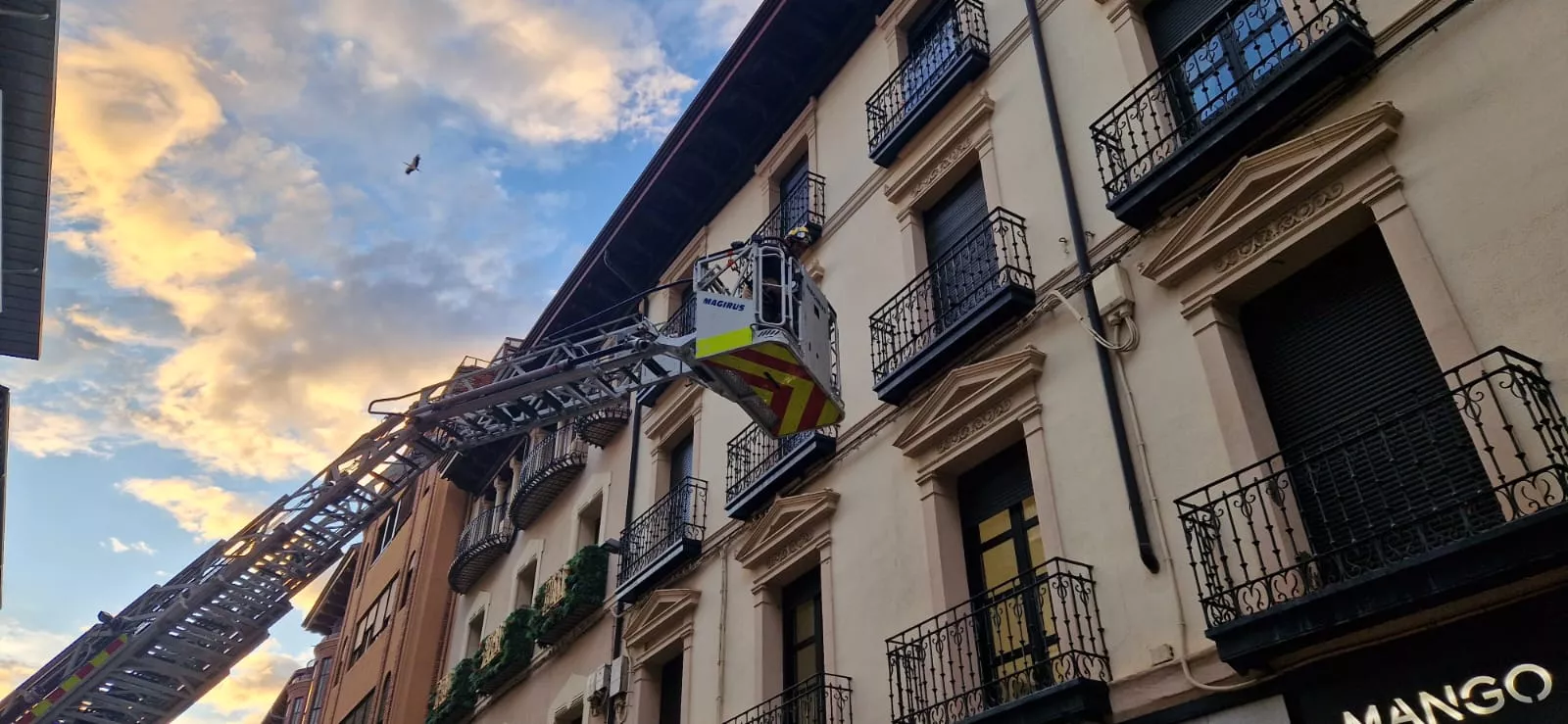 Desprendimiento de cascotes en una fachada del Coso Bajo. Foto Myriam Martínez.