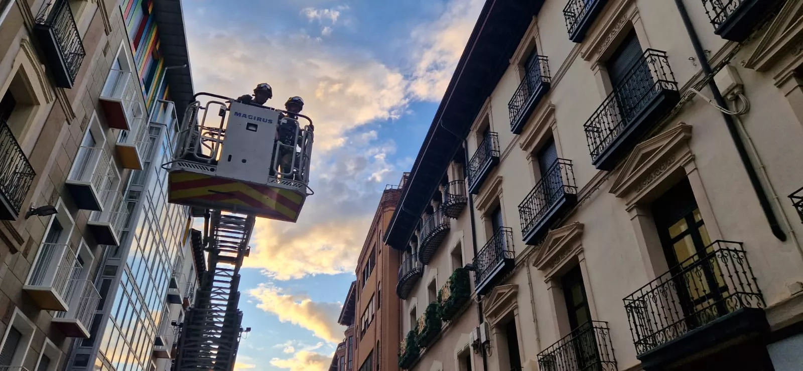 Desprendimiento de cascotes en una fachada del Coso Bajo. Foto Myriam Martínez.