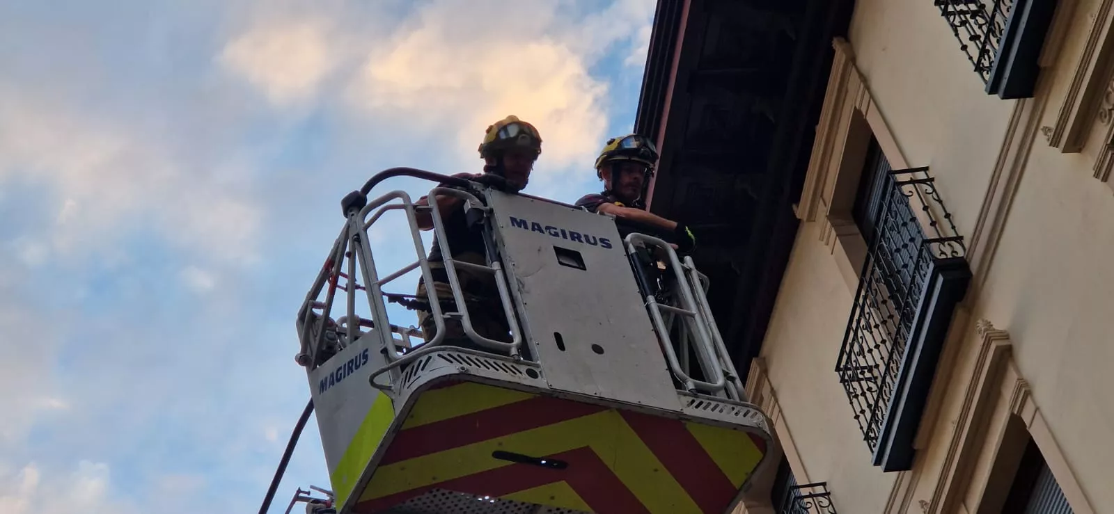 Desprendimiento de cascotes en una fachada del Coso Bajo. Foto Myriam Martínez.