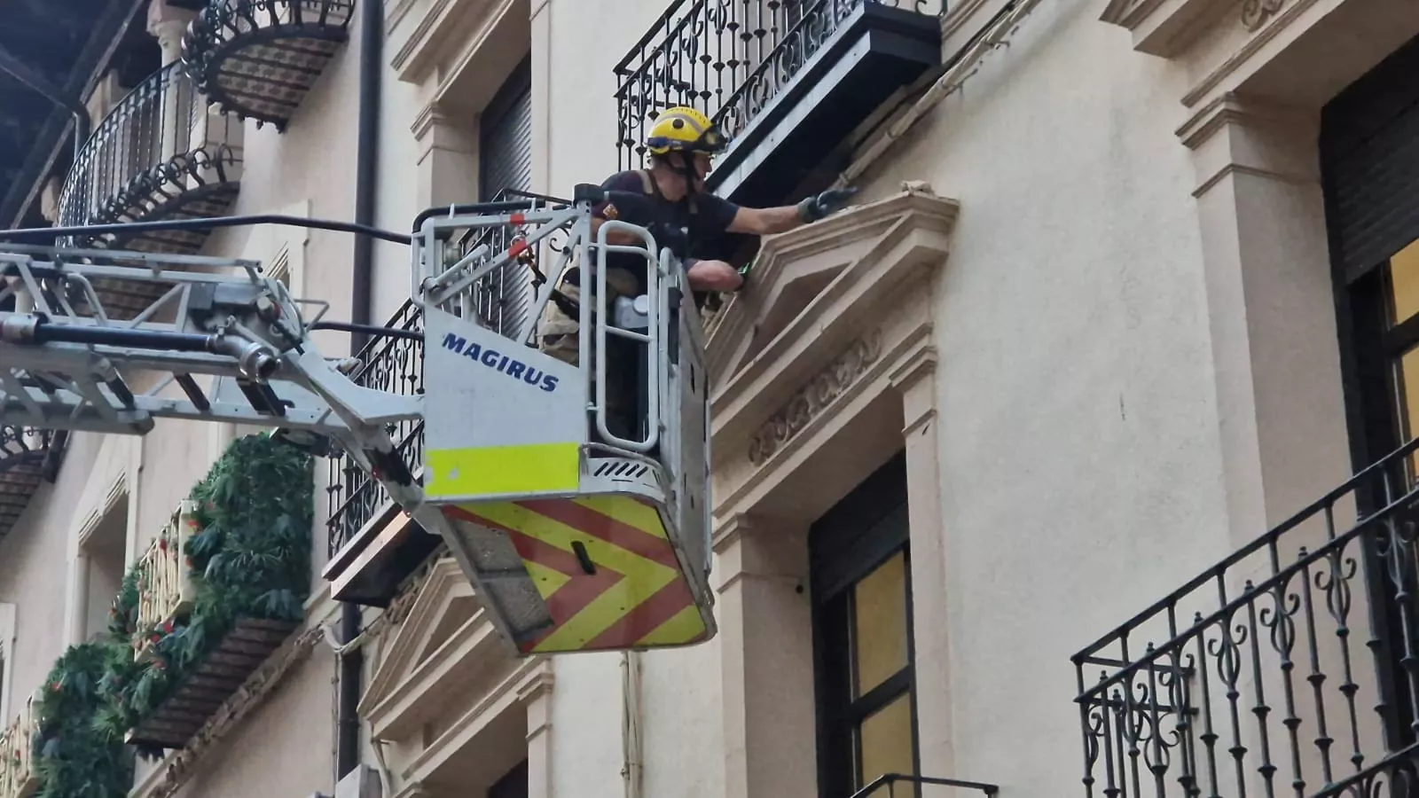 Desprendimiento de cascotes en una fachada del Coso Bajo. Foto Myriam Martínez.