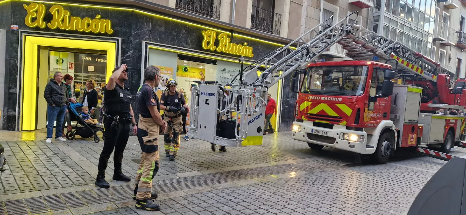 Desprendimiento de cascotes en una fachada del Coso Bajo. Foto Myriam Martínez.