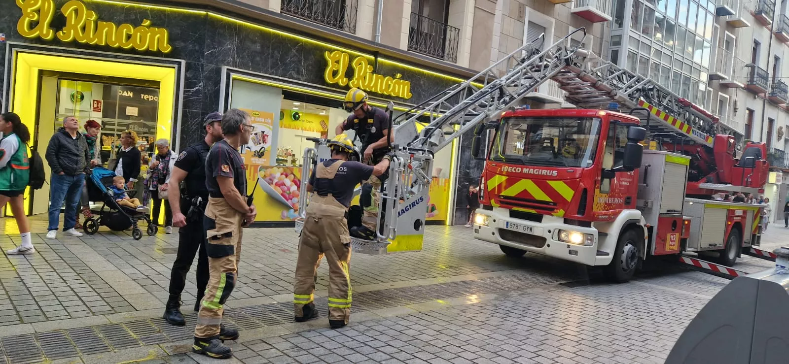 Desprendimiento de cascotes en una fachada del Coso Bajo. Foto Myriam Martínez.
