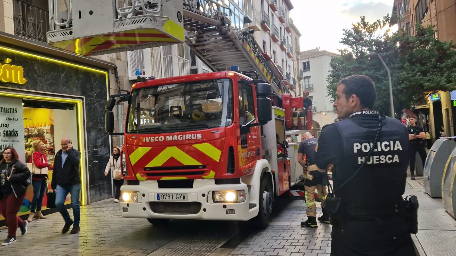 Desprendimiento de cascotes en una fachada del Coso Bajo. Foto Myriam Martínez.