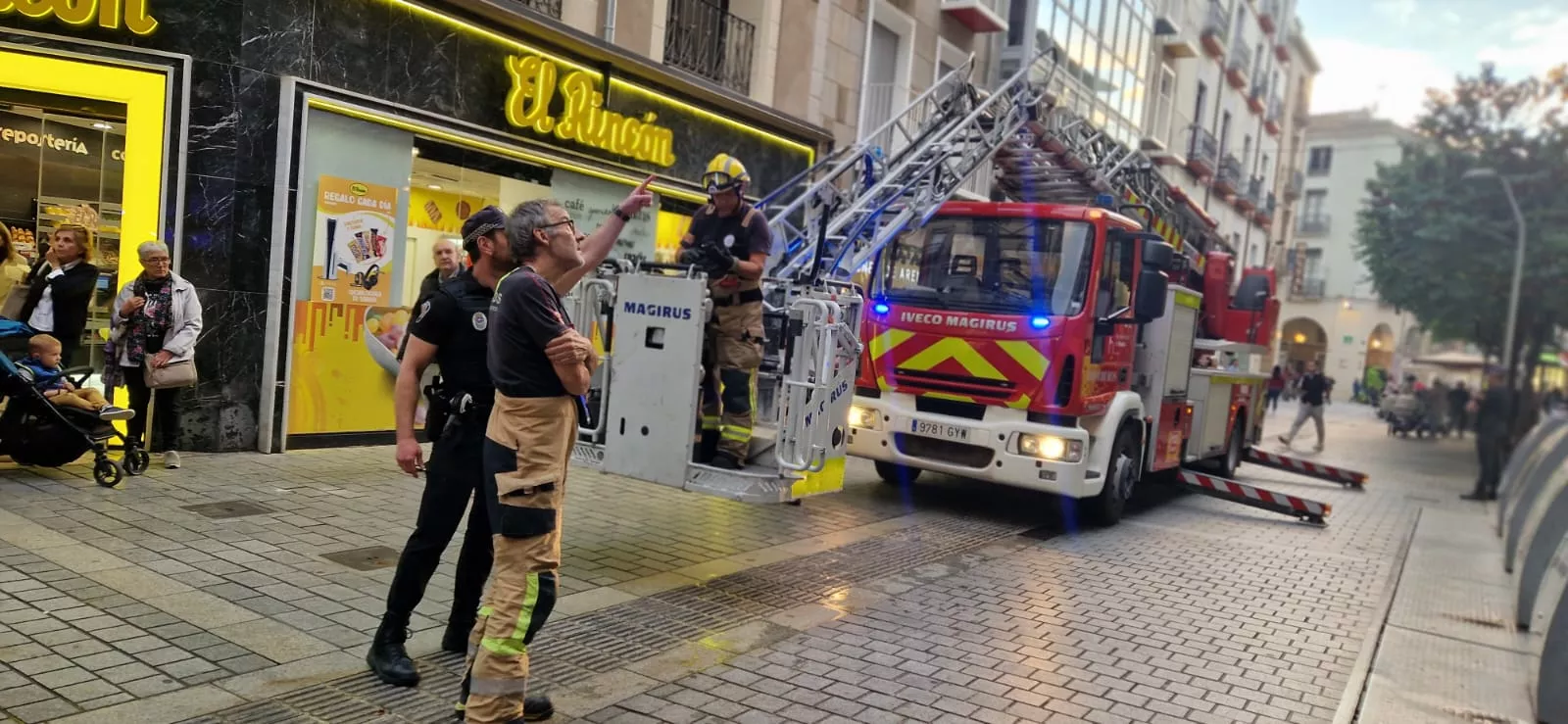 Desprendimiento de cascotes en una fachada del Coso Bajo. Foto Myriam Martínez.
