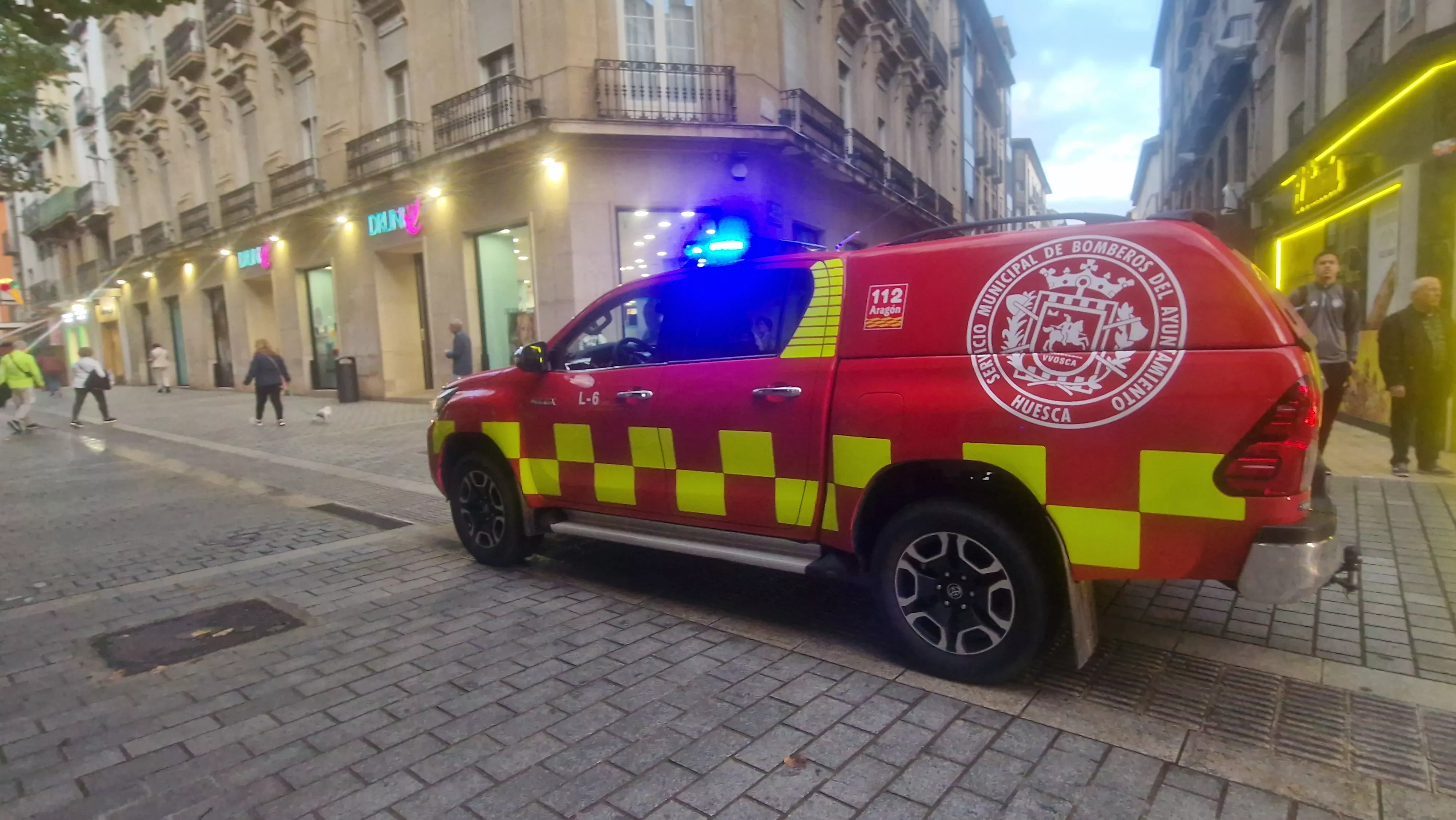Desprendimiento de cascotes en una fachada del Coso Bajo. Foto Myriam Martínez.