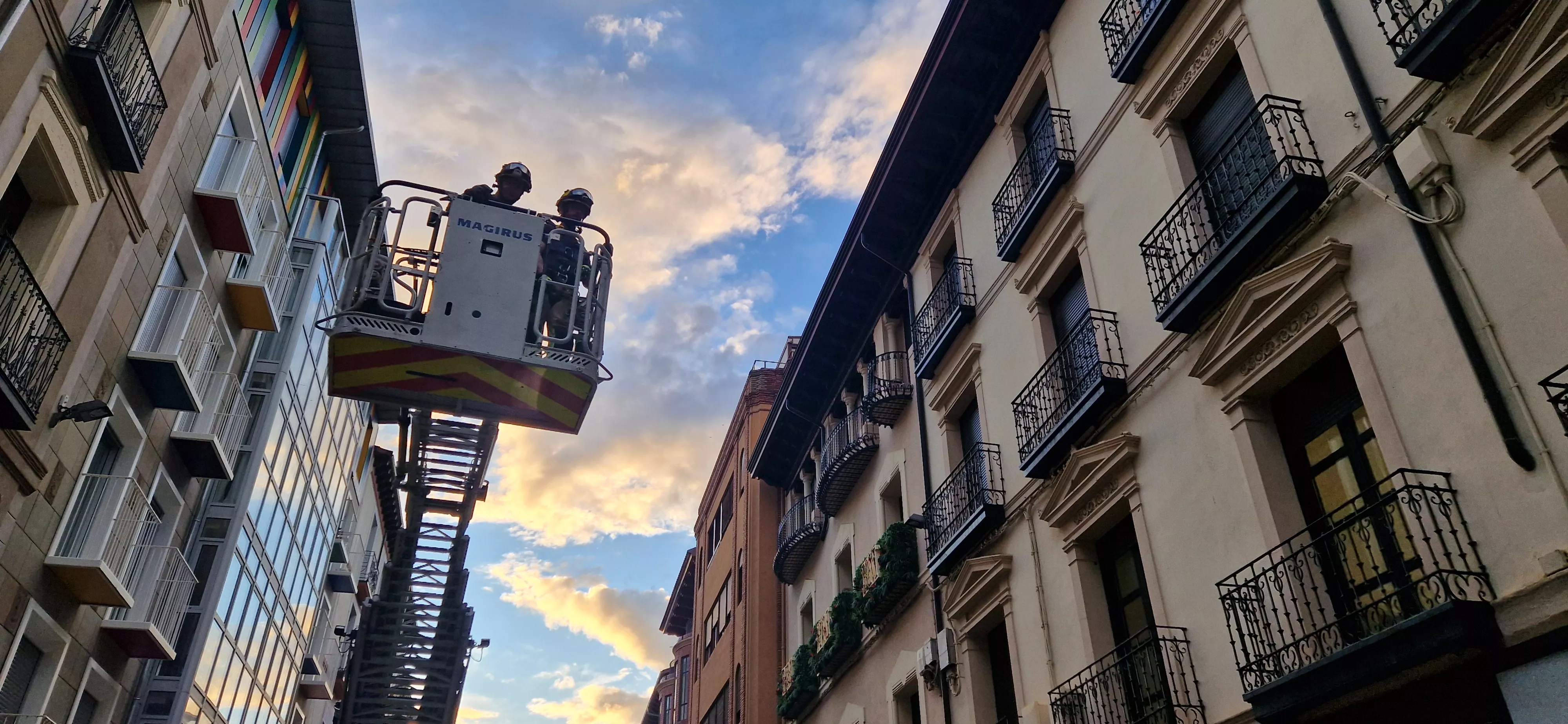 Desprendimiento de cascotes en una fachada del Coso Bajo. Foto Myriam Martínez.