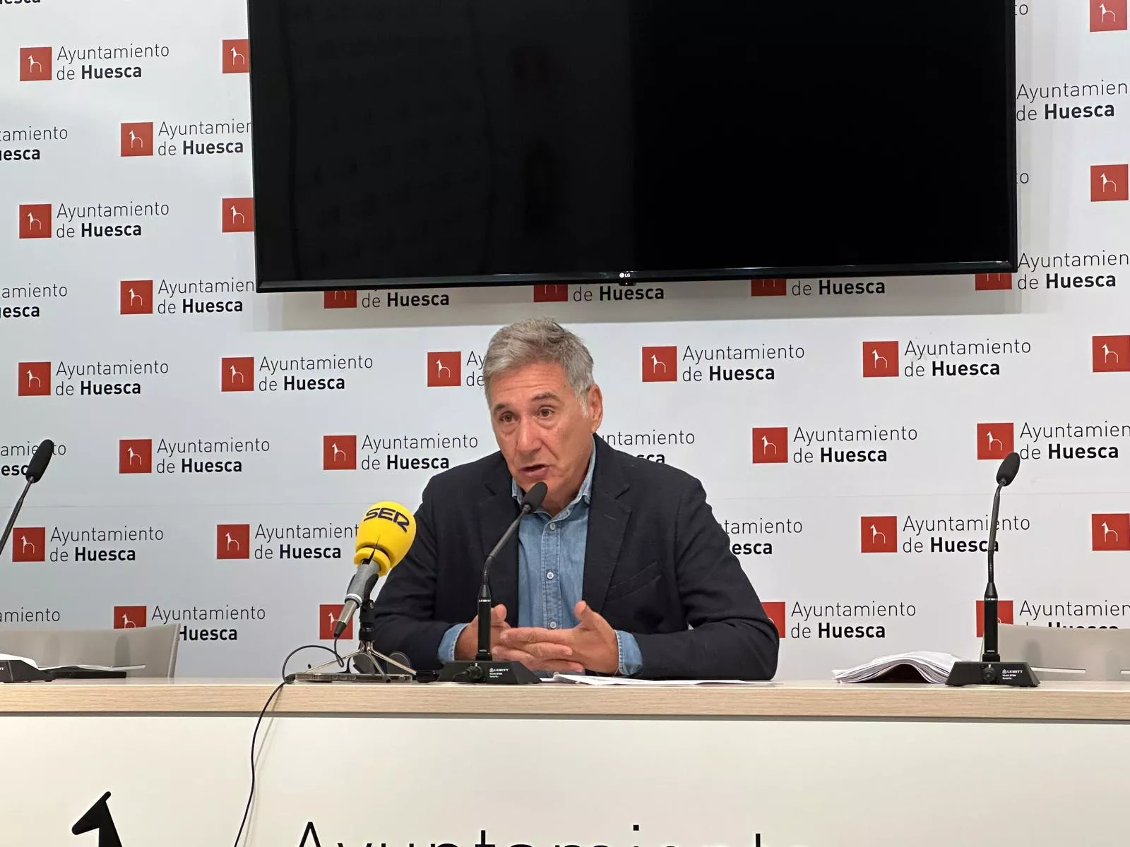 El concejal de Hacienda, Ricardo Oliván, durante la comparecencia para explicar las Ordenanzas.