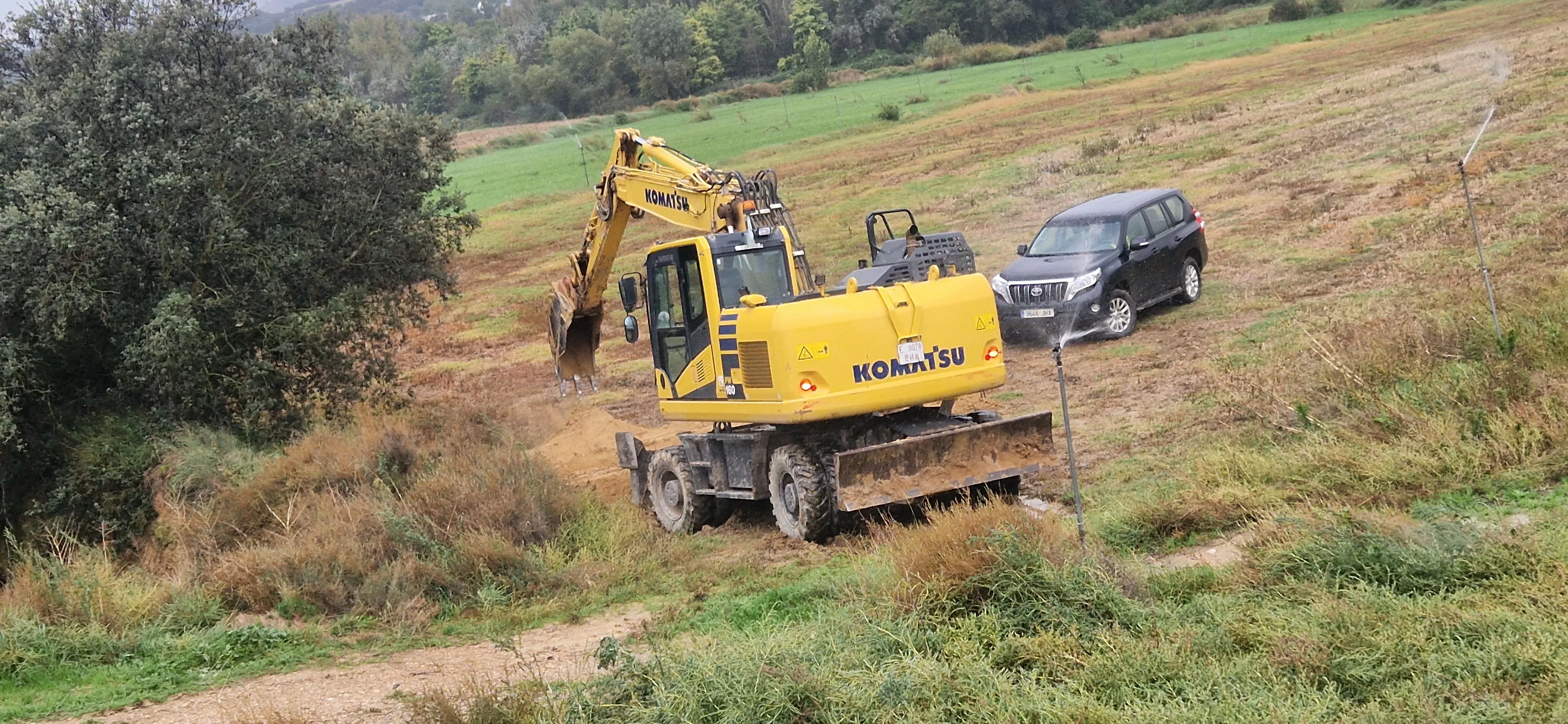 Primeros trabajos de las máquinas en Salillas para hacer las balsas. Foto Myriam Martínez