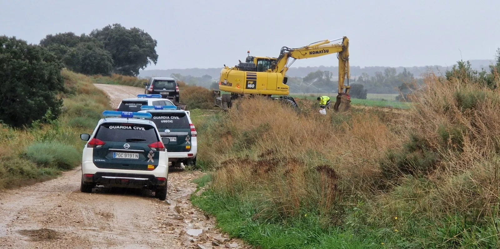 La máquina de Seiasa con los coches de la Guardia Civil en Salillas La máquina de Seiasa con los coches de la Guardia Civil en Salillas