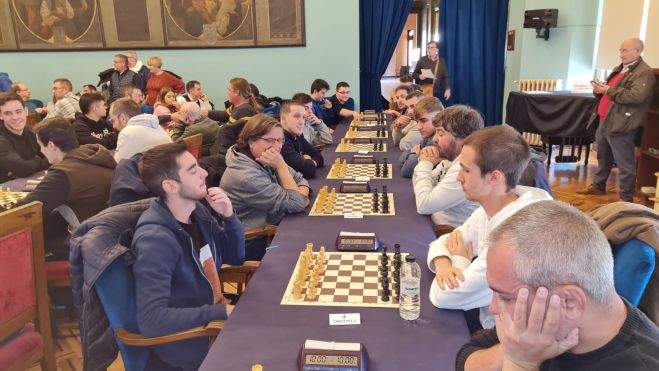 Un momento del torneo en el Círculo Oscense Un momento del torneo en el Círculo Oscense