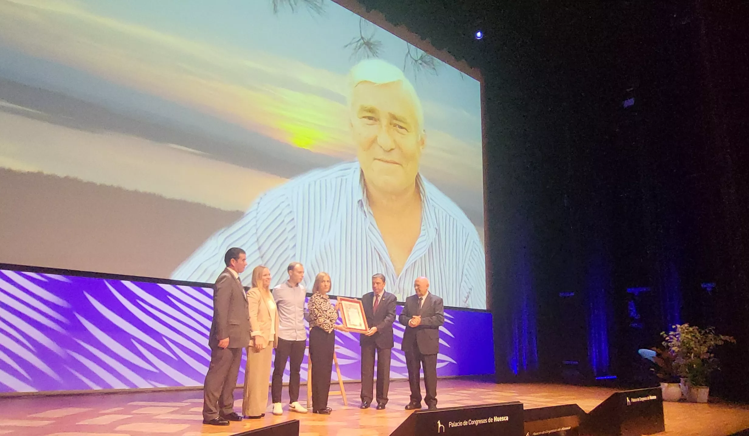 El ministro Planas ha entregado a José María Corvinos el título de Regante de Honor a título póstumo a Francisco Orús. Foto Mercedes Manterola El ministro Planas ha entregado a José María Corvinos el título de Regante de Honor a título póstumo a Francisco Orús. Foto Mercedes Manterola