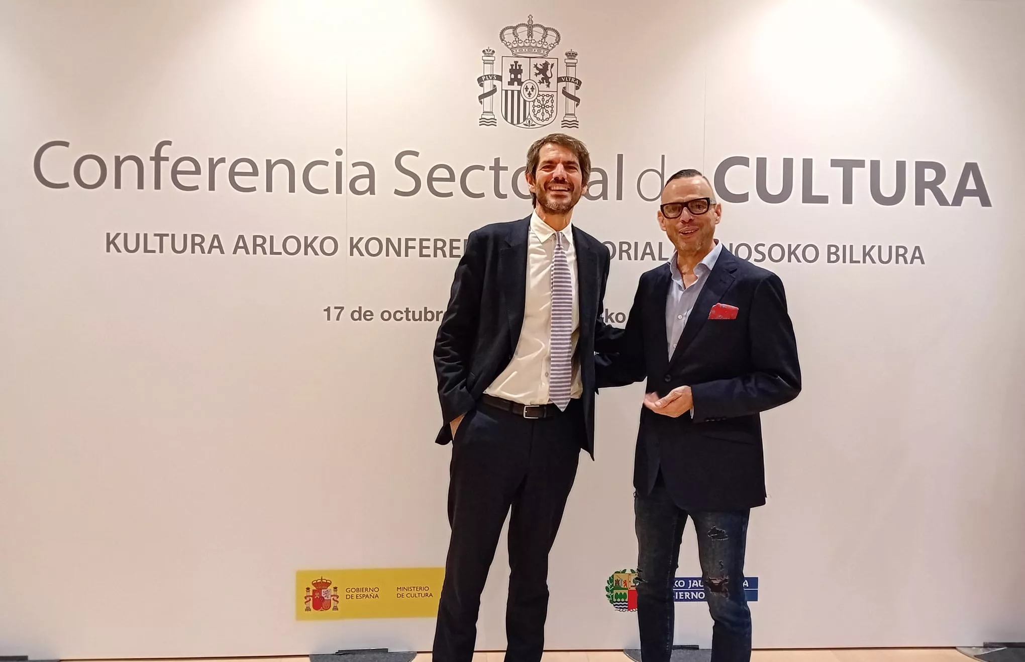 El ministro Urtasun y el director general de Cultura, Pedro Olloqui, en la conferencia sectorial que se ha celebrado este jueves en Vitoria.