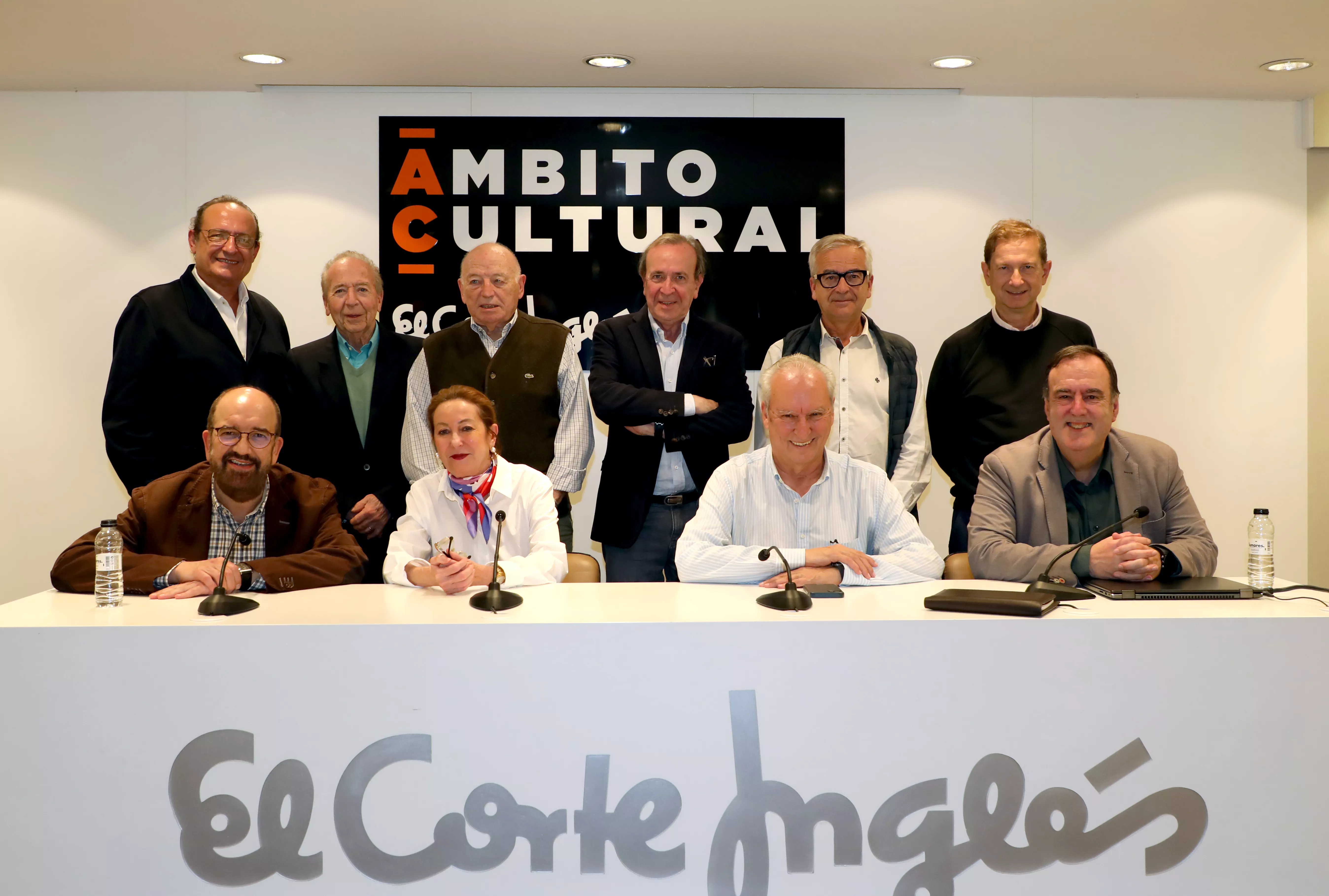 Javier García Antón junto al presidente y otros académicos en el Ámbito Cultural del Corte Inglés en Zaragoza
