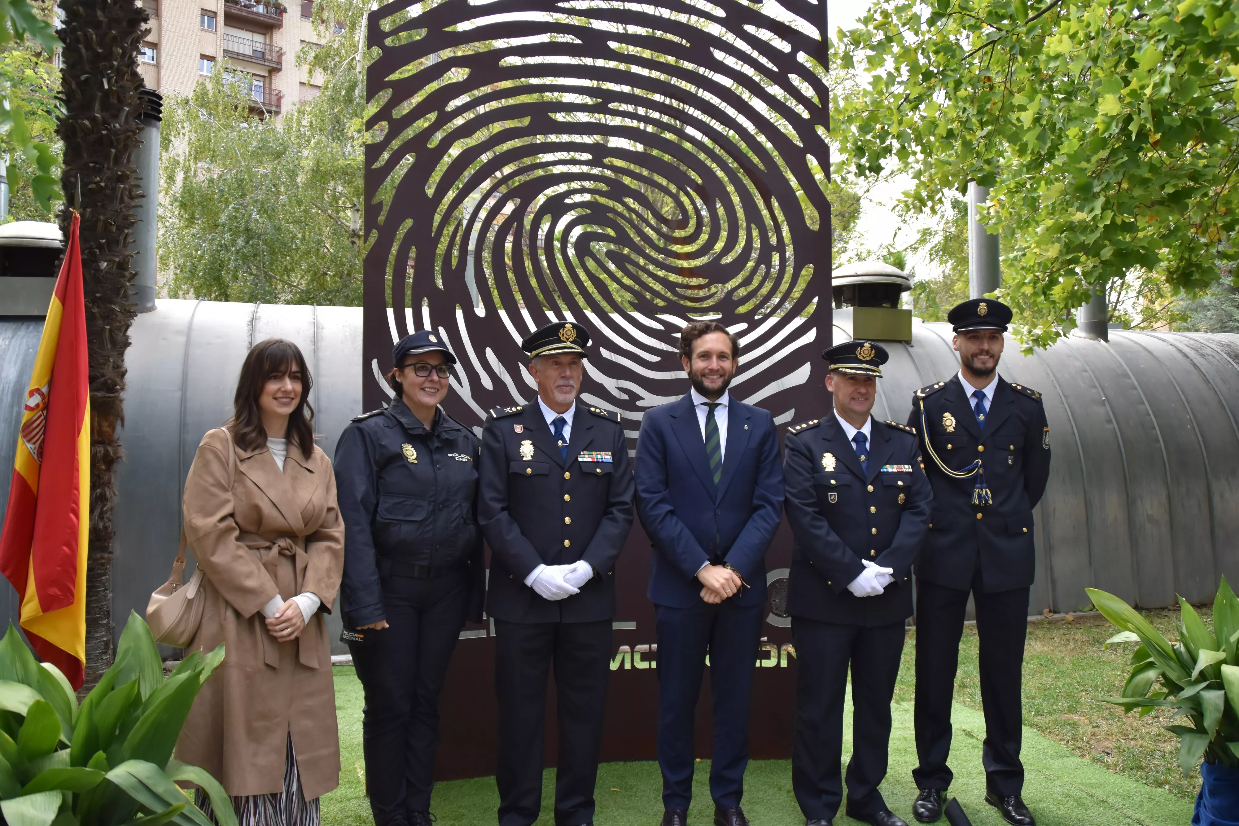 Autoridades en la inauguración de la escultura Huella en Monzón