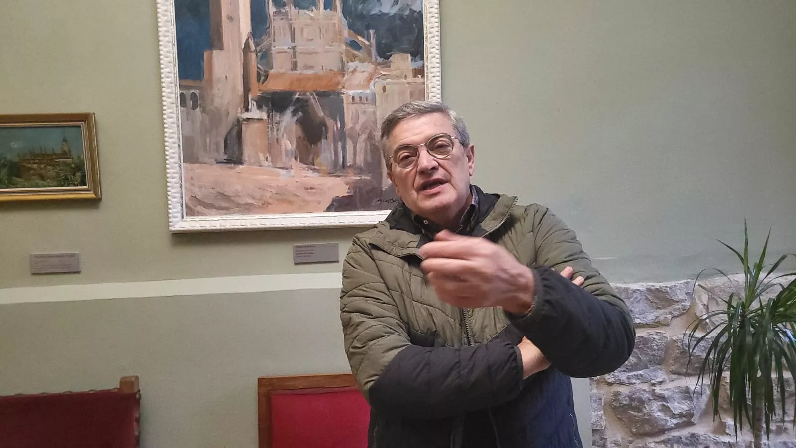 Fernando Alvira, con el cuadro de la Catedral donado al Museo Diocesano de Huesca