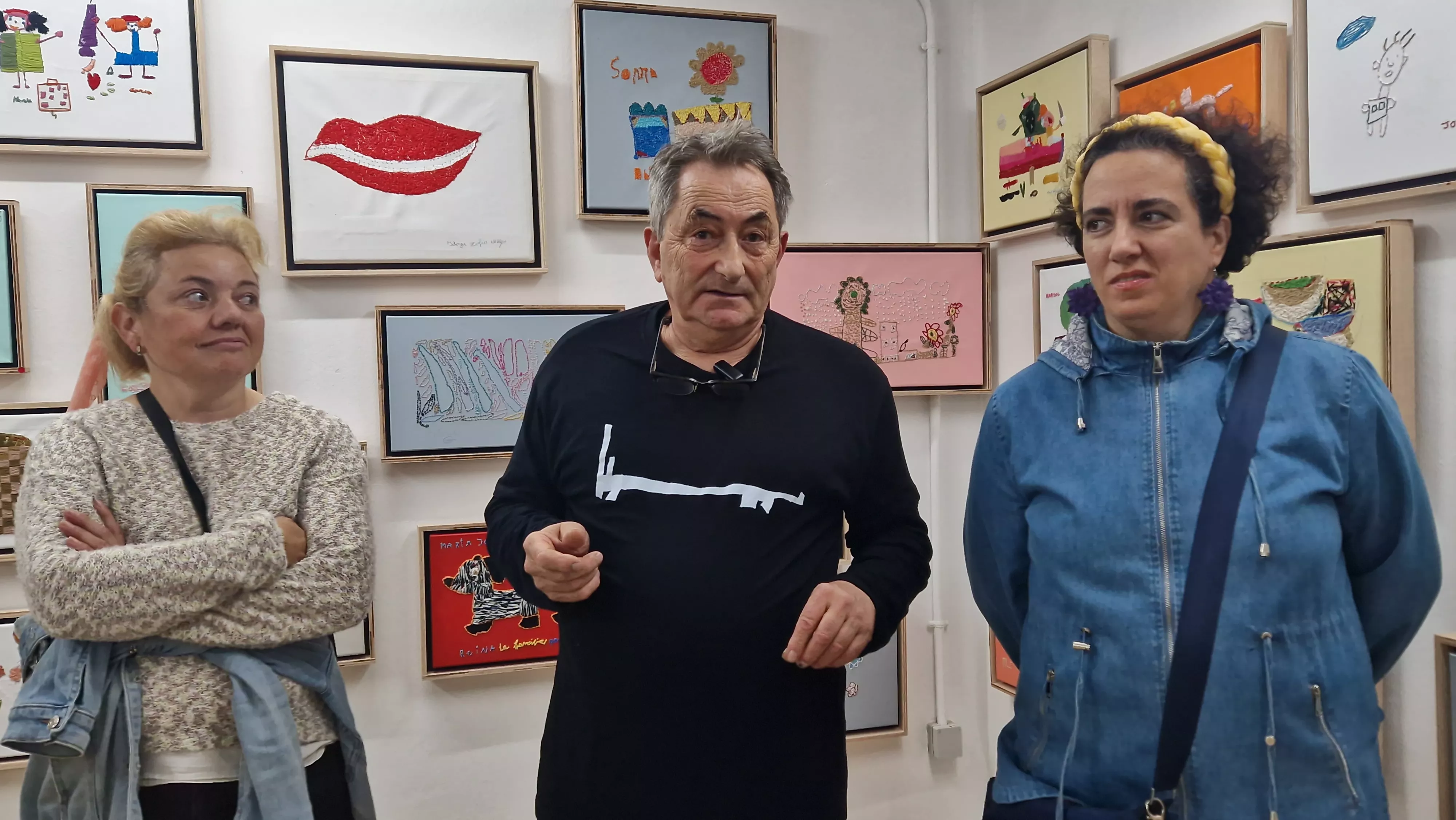 Exposición 'Bordado sobre lienzo' de Valentia en la librería Anónima. Foto Myriam Martínez