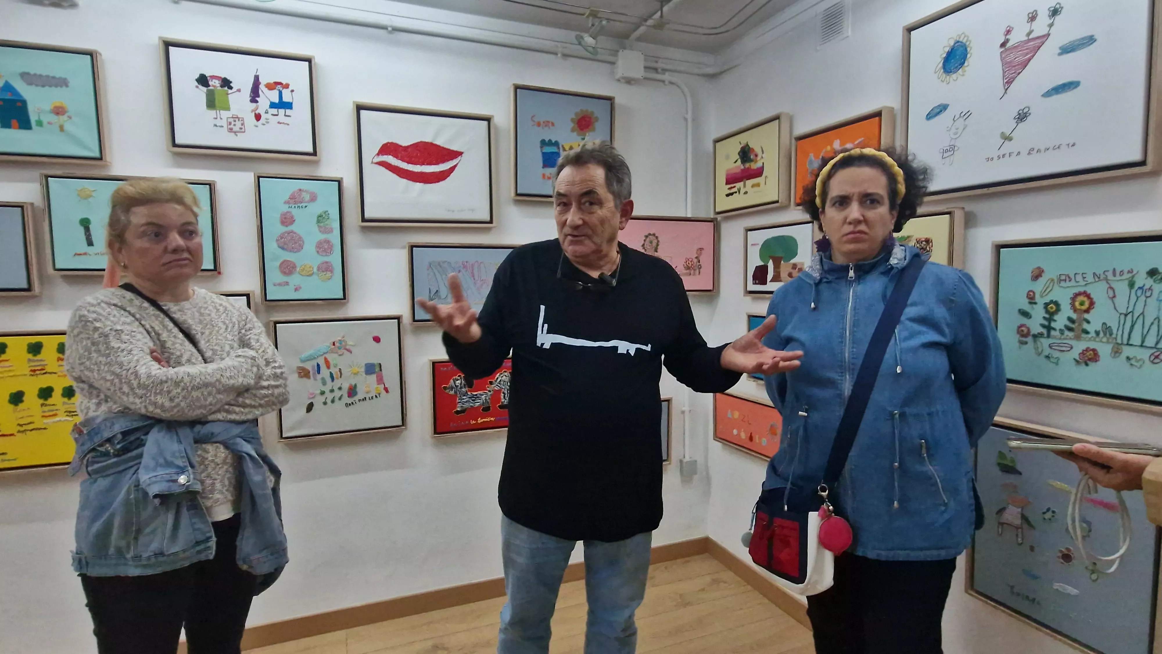 Exposición 'Bordado sobre lienzo' de Valentia en la librería Anónima. Foto Myriam Martínez