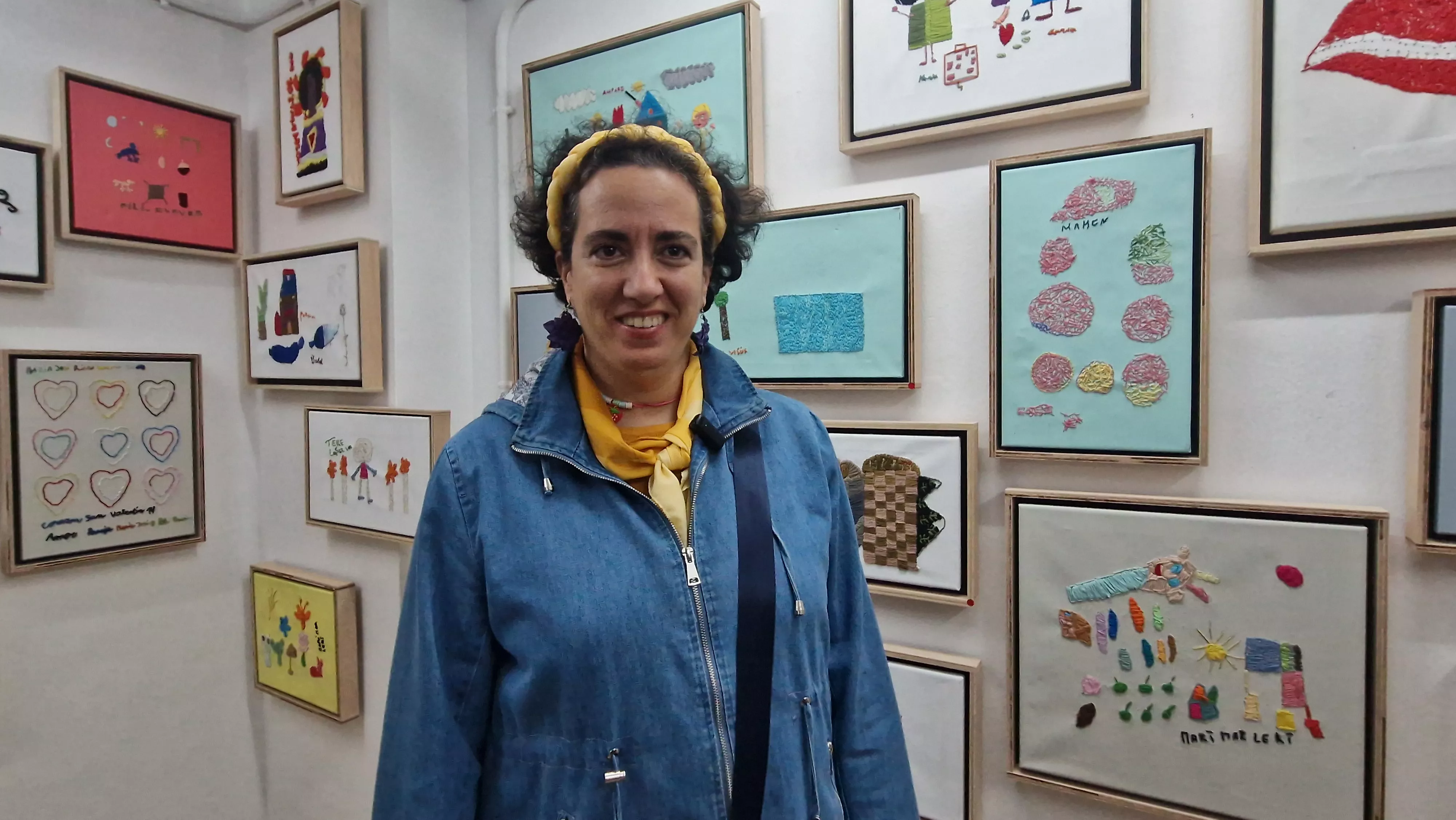 Exposición 'Bordado sobre lienzo' de Valentia en la librería Anónima. Foto Myriam Martínez