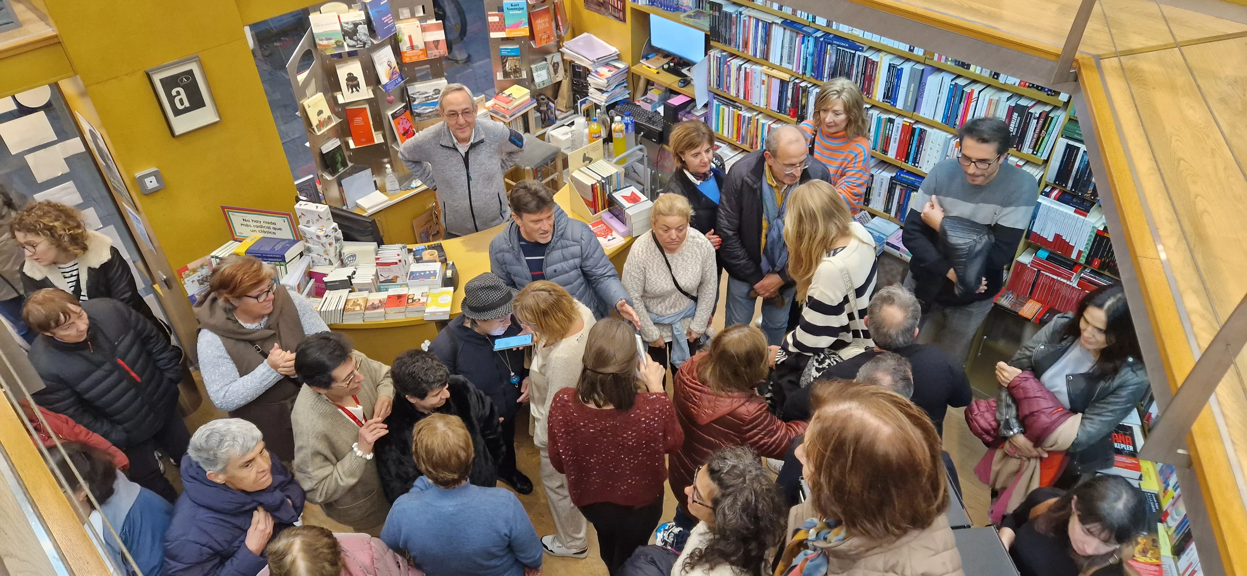 Exposición 'Bordado sobre lienzo' de Valentia en la librería Anónima. Foto Myriam Martínez