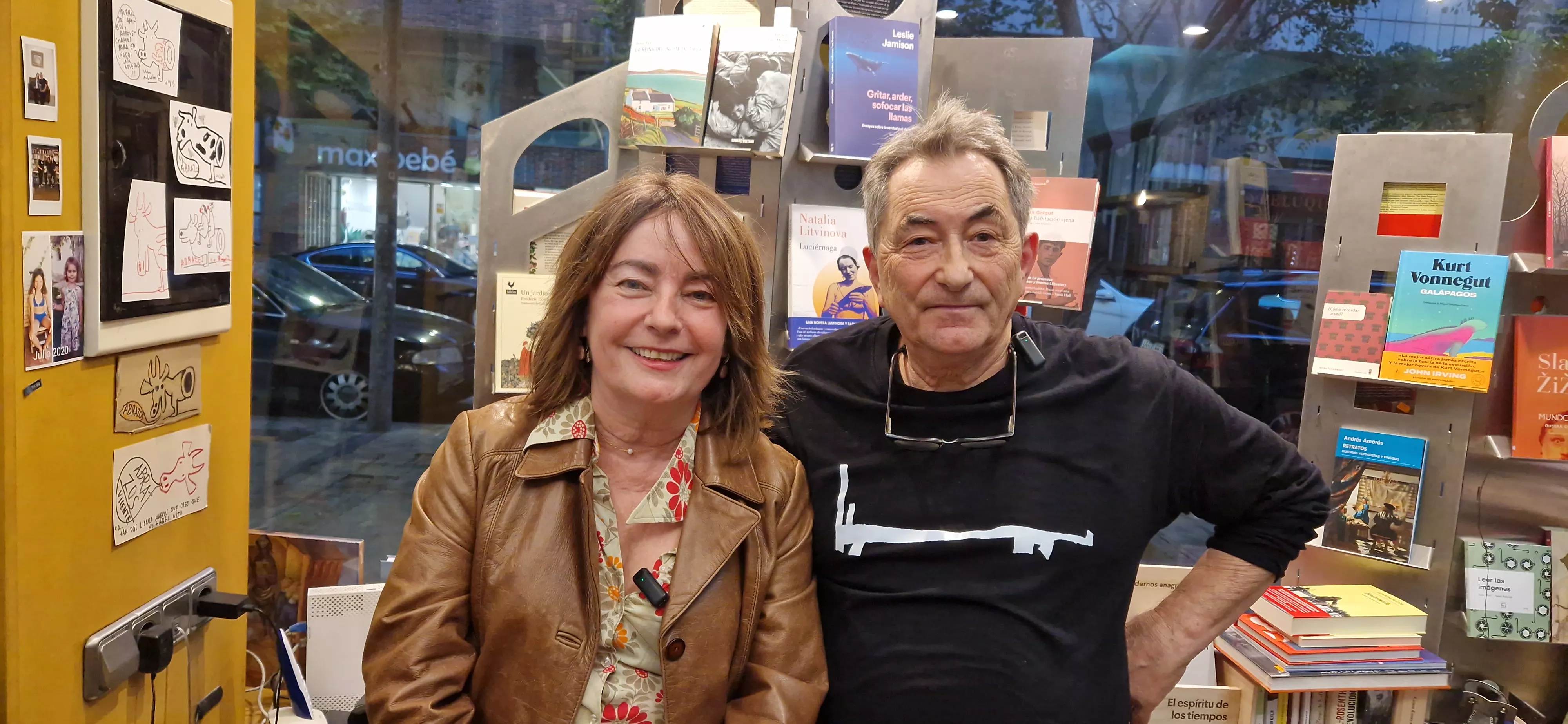 Exposición 'Bordado sobre lienzo' de Valentia en la librería Anónima. Foto Myriam Martínez