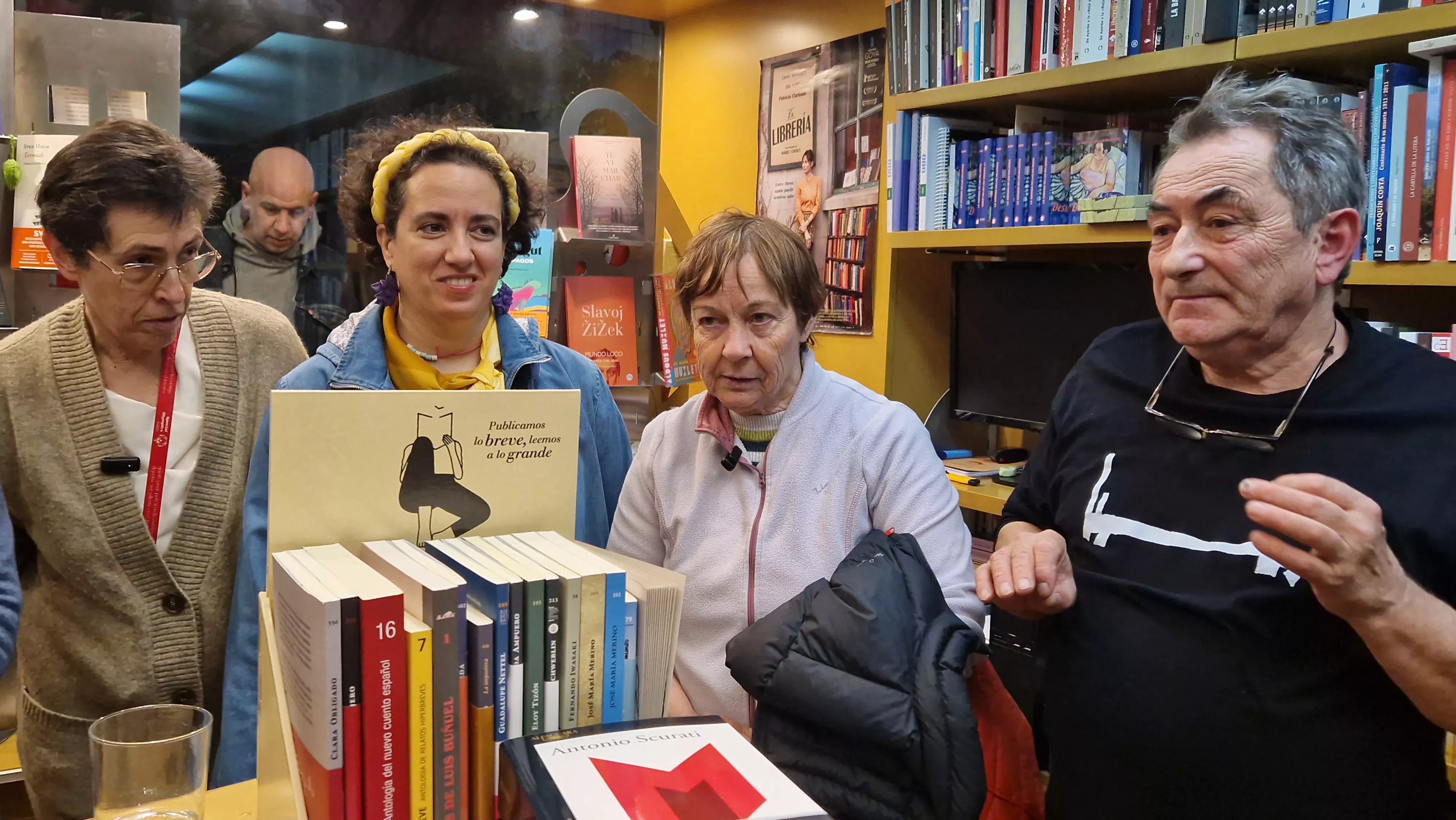 Exposición 'Bordado sobre lienzo' de Valentia en la librería Anónima. Foto Myriam Martínez