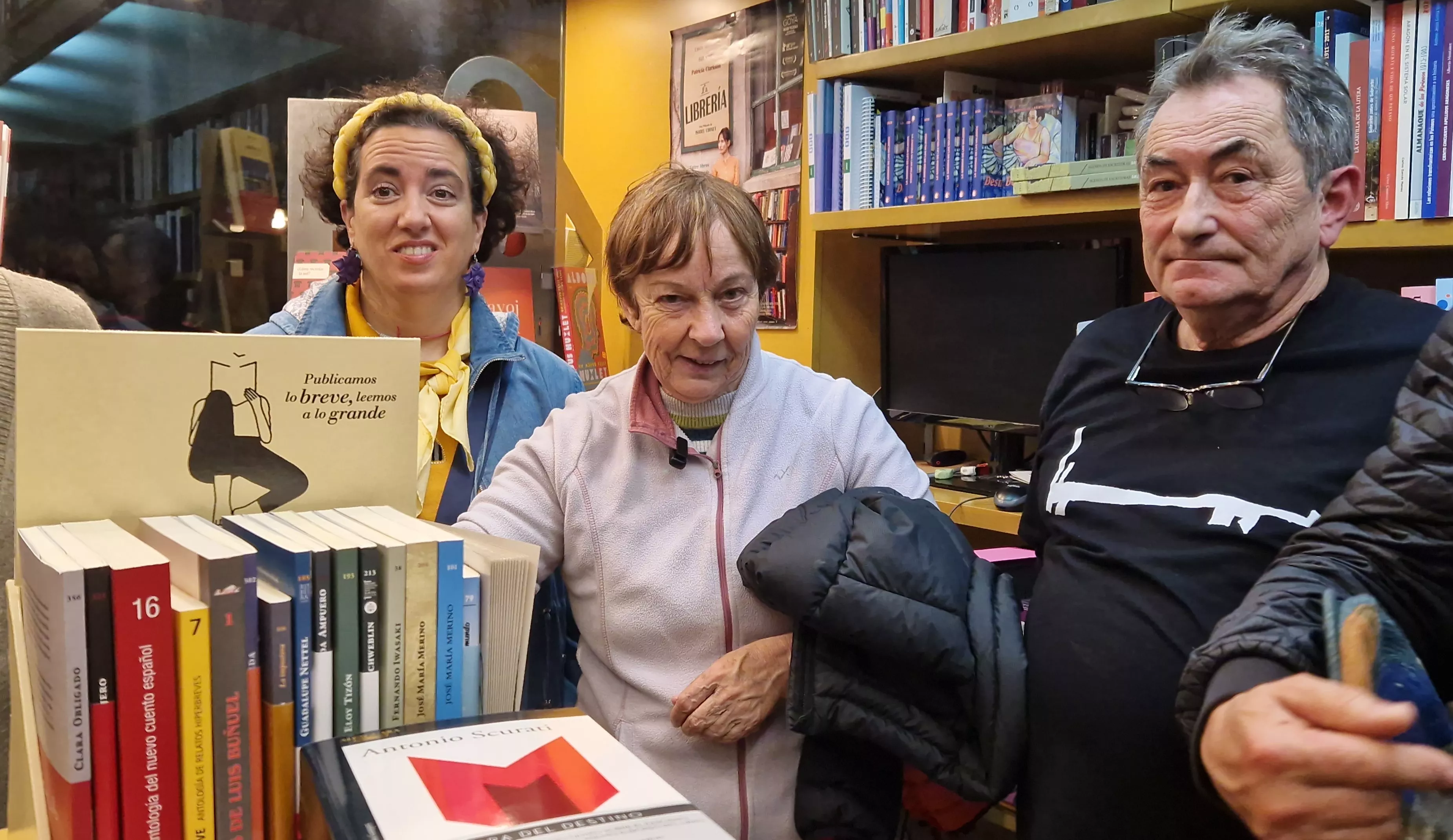 Exposición 'Bordado sobre lienzo' de Valentia en la librería Anónima. Foto Myriam Martínez