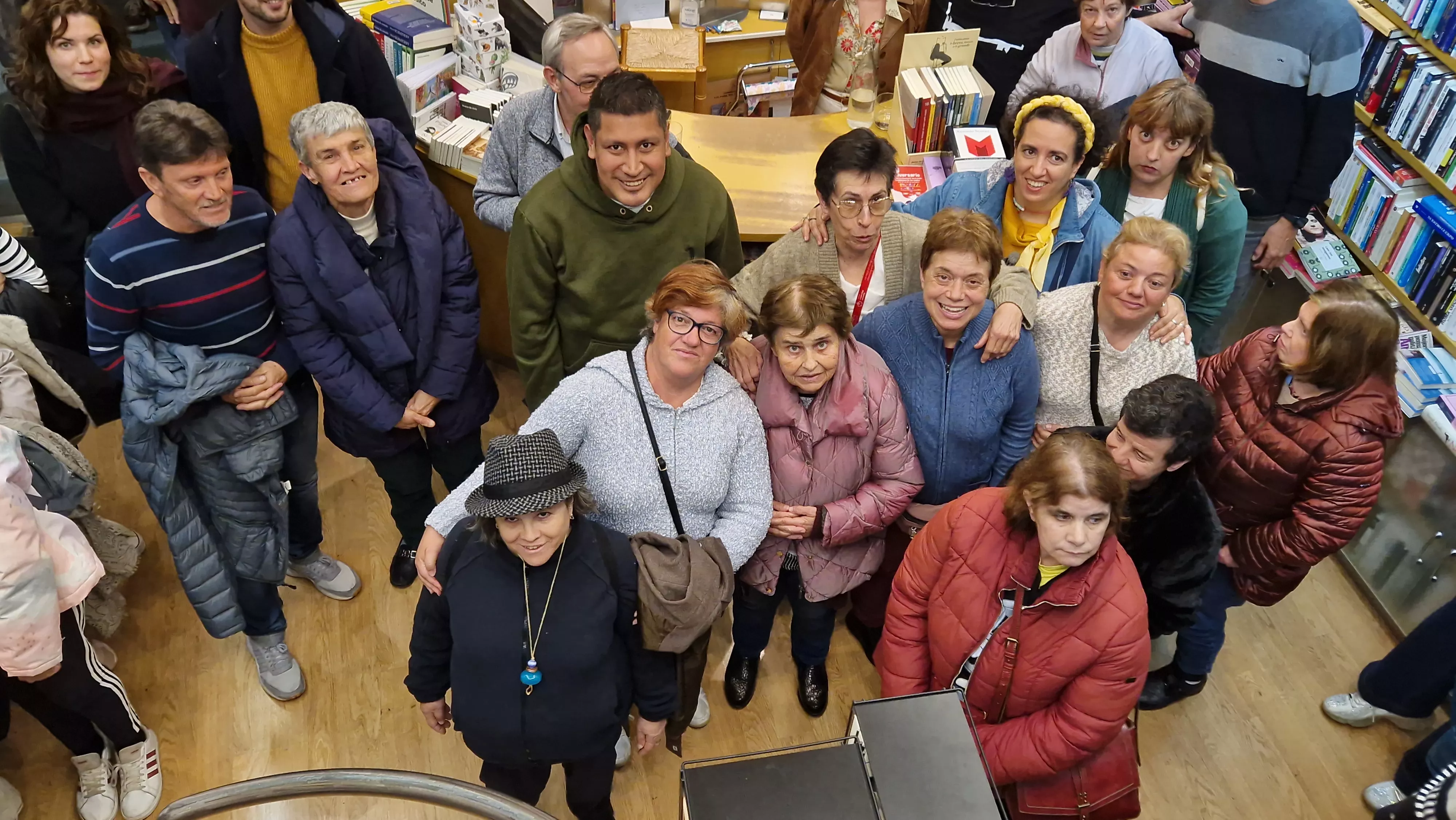 Exposición 'Bordado sobre lienzo' de Valentia en la librería Anónima. Foto Myriam Martínez