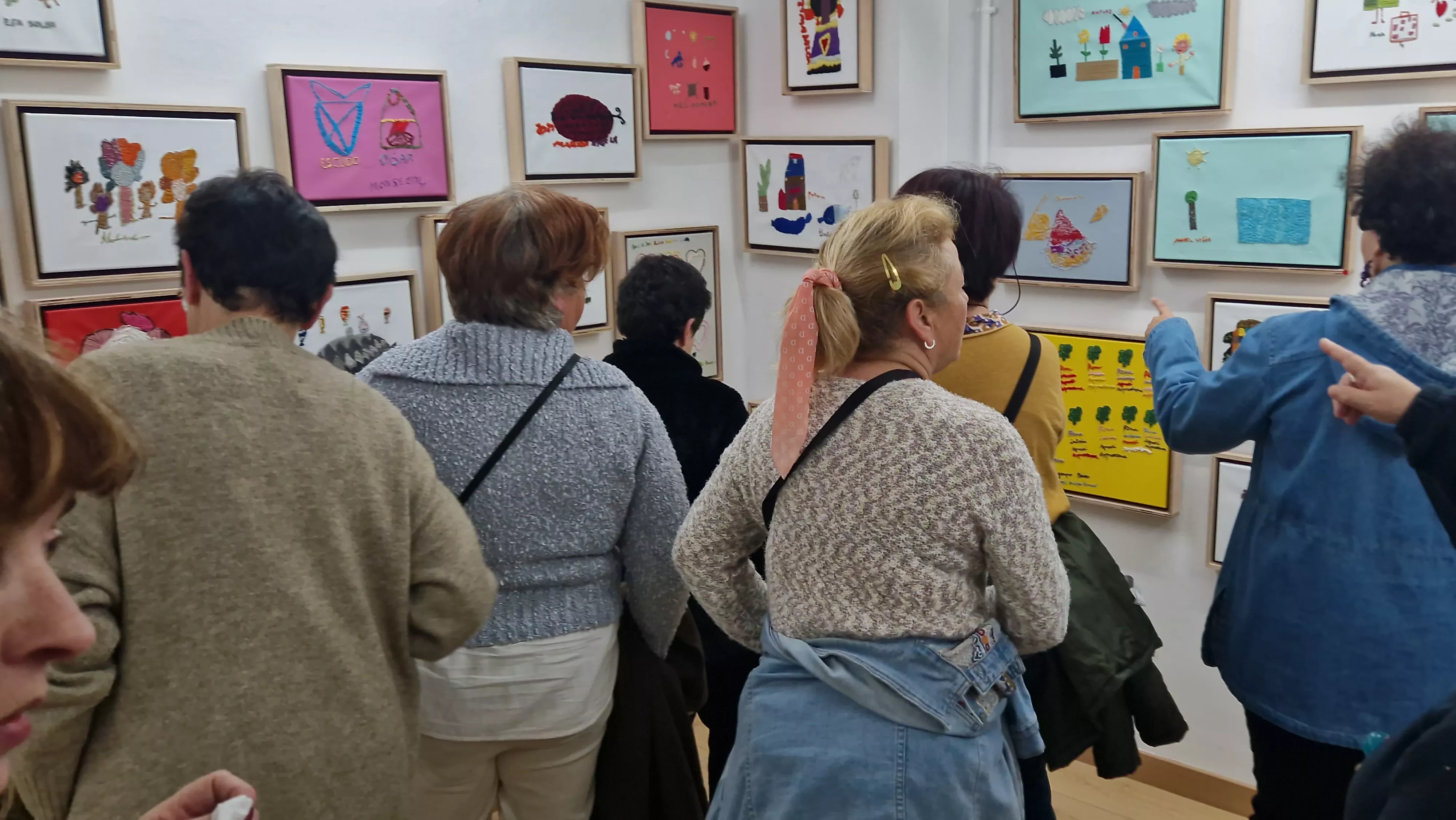 Exposición 'Bordado sobre lienzo' de Valentia en la librería Anónima. Foto Myriam Martínez